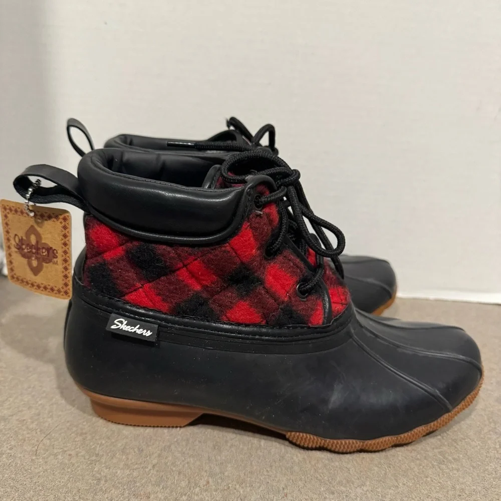 Skechers Women’s Black Red Pond Good-Plaid Duck Boots Size 8